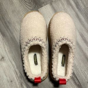Brand new never worn and no tags or box slipper shoes